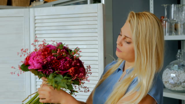Floreria-profesional-haciendo-composición-floral-de-la-boda-en-la-tienda-de-la-flor