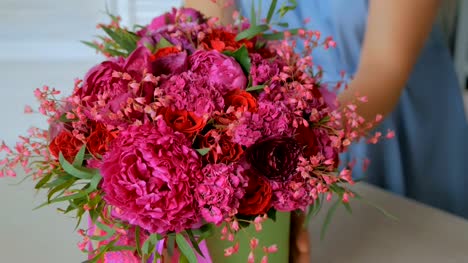 Professionellen-Floristen-zeigen-Blumenstrauß-im-studio