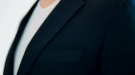 Ein-Mann-in-eine-Jacke-auf-einem-hellen-Hintergrund,-des-Bräutigams-Gebühren