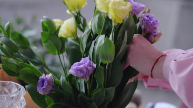 Florist-prepares-flowers-for-a-wedding-bouquet