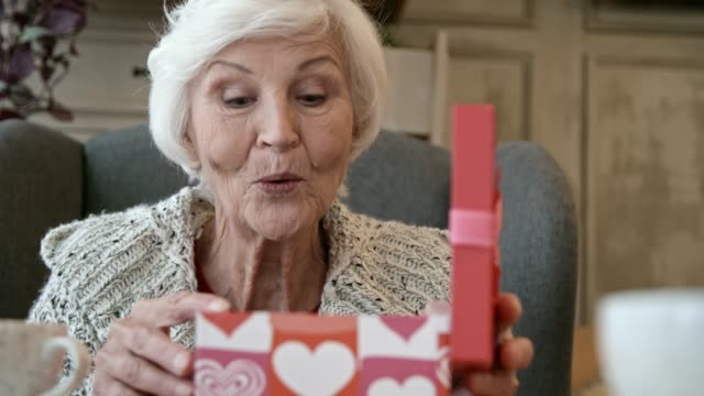 Ältere-Frau-bewundern-Geschenk
