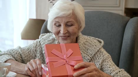 Senior-Lady-Eröffnung-Geschenkbox-am-Valentinstag