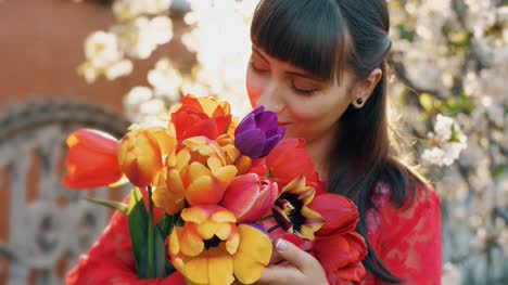 Frau-riechen-Frühlingsblumen