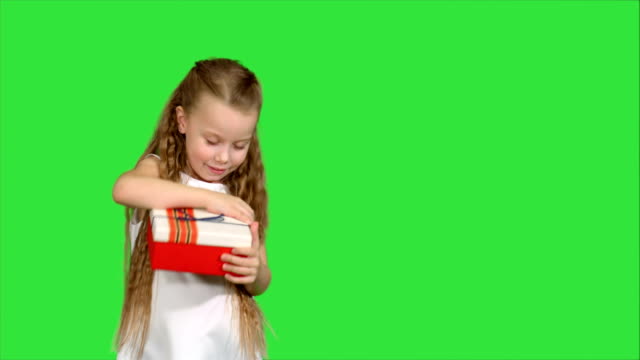 Glücklich-lächelnde-Mädchen-halten-Geschenk-Box-auf-einem-Green-Screen,-Chroma-Key