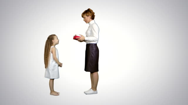 Glückliche-Mutter-und-Tochter-Gebens-und-Nehmens-Geschenkbox-auf-weißem-Hintergrund