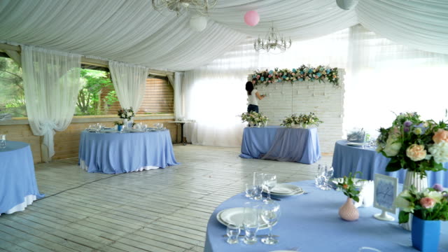 Decoración-interior-de-salón-de-banquetes-de-boda