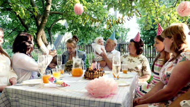 Familie-versammelt-am-Tisch-zum-Geburtstag-zu-feiern