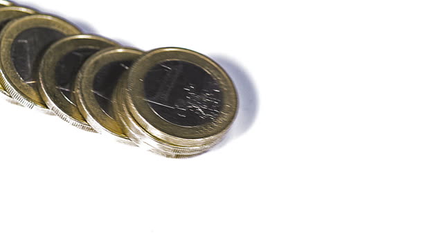 Münzen-von-1-Euro-fallen-vor-weißen-Hintergrund,-Slow-Motion