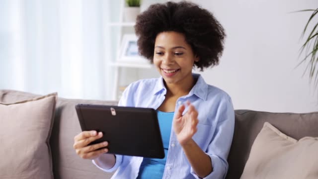 glücklich-Afro-Amerikanerin-mit-Tablet-pc-zu-Hause