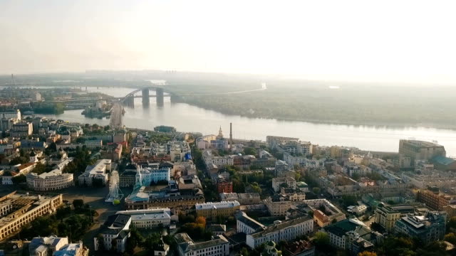Video-Luftaufnahmen-Kiew-Kiew.-Podil-historischen-Stadtzentrum-entfernt.-In-die-Stadt.-Fluss-und-Brücke.