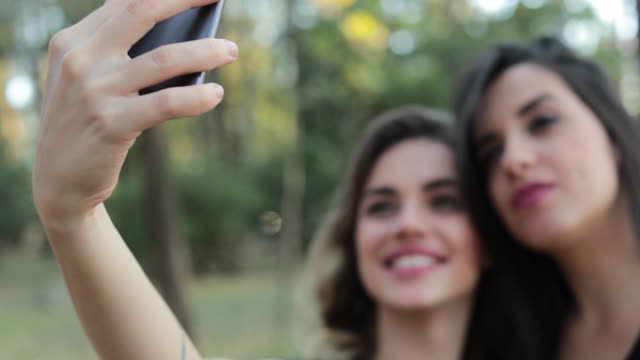 Freundinnen-unter-einem-Selfie-mit-dem-Handy-im-park
