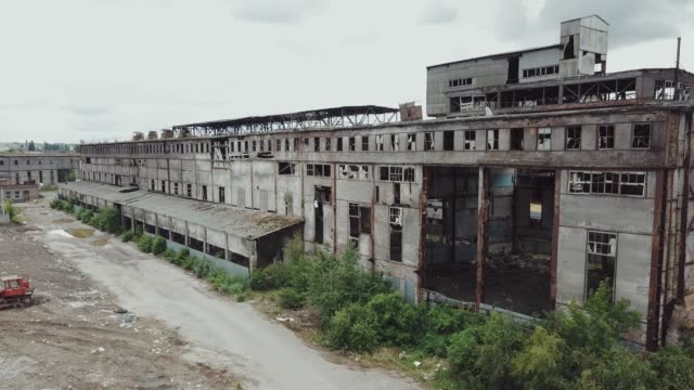 Zerstörten-Fabrik-Gebäude,-Ruinen-und-Abriss-Konzept-aufgegeben.