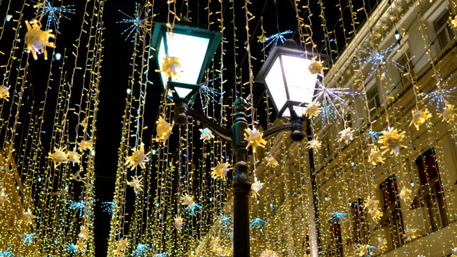 Calle-linterna-con-decorativos-guirnaldas-de-Navidad.-Celebración-del-año-nuevo-y-Navidad.