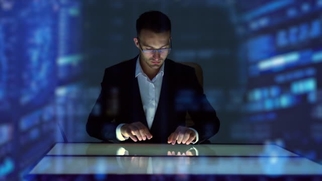 Der-Geschäftsmann-arbeiten-mit-Touchscreen-Display-auf-dem-Hologramm-Hintergrund