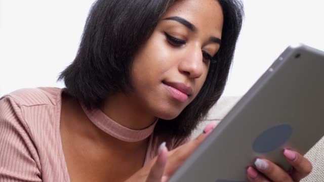 Teenager-Mädchen-mit-digital-Tablette