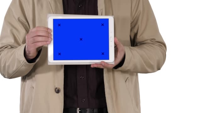 Männliche-Hände-halten-Tablet-mit-blauem-Bildschirm-Mockup-auf-weißem-Hintergrund