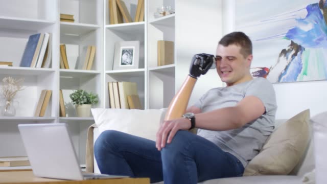 Mann-mit-Prothesen-Arm-auf-Telefon