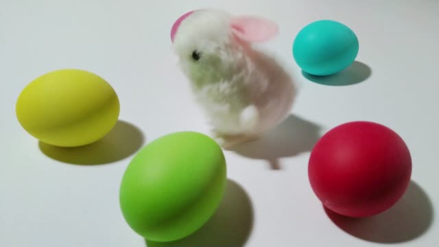 windup-mechanical-bunny-hops-between-easter-eggs-1