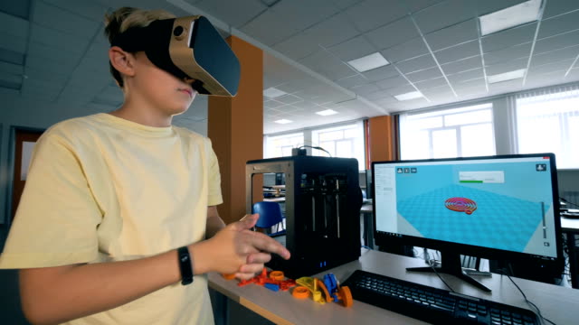 Junge-Junge,-die-Virtual-Reality-Headset-für-den-Bau-von-Roboterteilen-verwenden,-die-auf-3D-Drucker-gedruckt-sind.