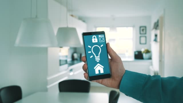 App-auf-Handy-steuert-Licht-von-Lampen-in-Smart-Home
