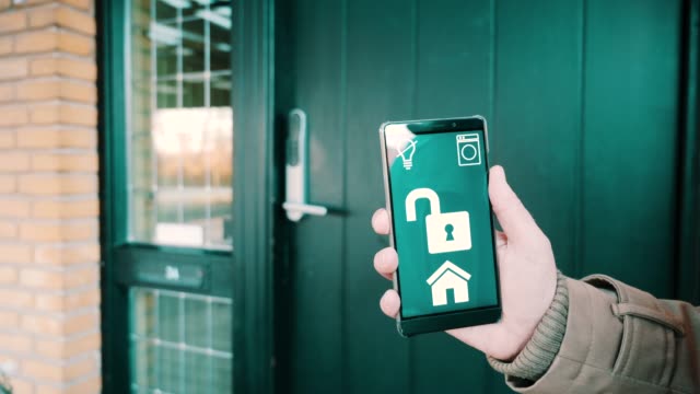 App-auf-Handy-steuert-das-elektronische-Türschloss-in-einem-Smart-Home