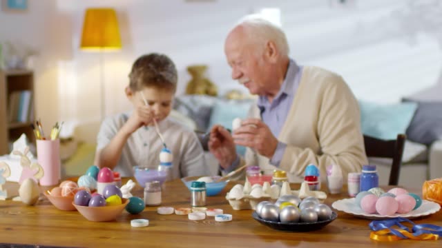 Sequenz-von-Jungen-und-Großvater-Malerei-Eier