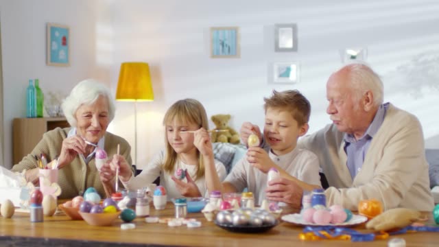 Großeltern-und-Enkel-Malerei-von-Eiern-und-Lächeln