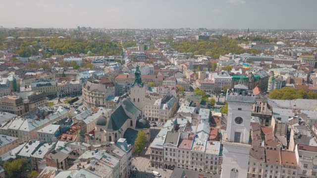 Aerial-City-Lwiw,-Ukraine.-European-City.-Beliebte-Stadtteile.-das-Rathaus