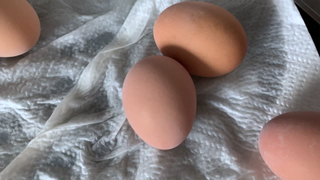 Huevos-hervidos-en-la-sartén