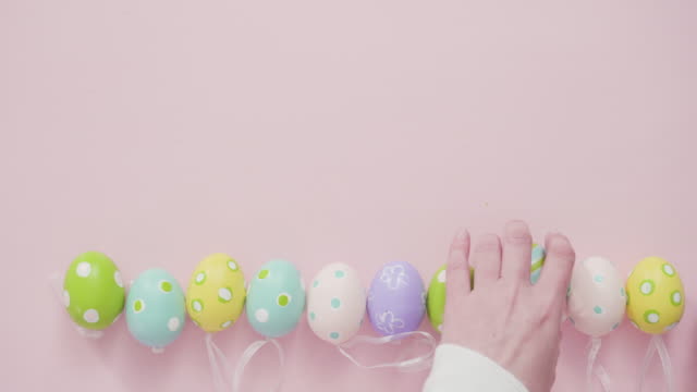 Huevos-de-Pascua-pintados-sobre-un-fondo-rosa.