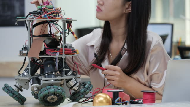 Elektronikerin,-die-mit-Roboterprojekt-im-Labor-arbeitet.-Technologie--und-Innovationskonzept.