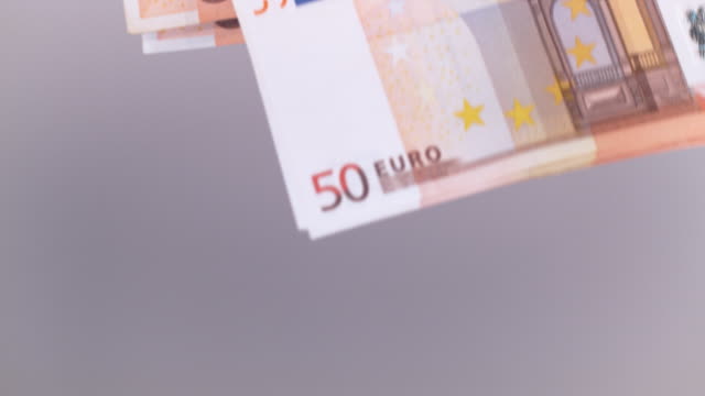 50-Euro-Banknoten-fallen