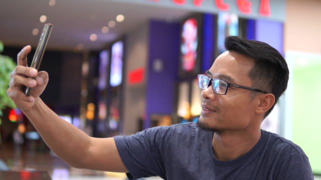 Asia-Männer-selfie-im-Café