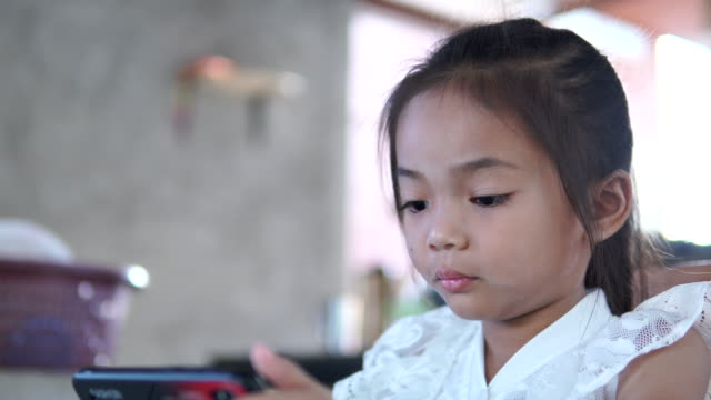Asia-chica-jugando-juego-en-línea-en-el-teléfono-móvil
