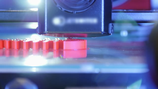3D-Drucker-arbeitet-aus-der-Nähe.-Automatischer-dreidimensionaler-3D-Drucker-führt-Kunststoff-aus.-Moderner-3D-Drucker,-der-ein-Objekt-aus-dem-heißen-Geschmolzenen-druckt.-Konzept-progressive-Additivtechnologie-für-den-3D-Druck.