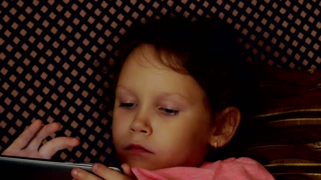 Kleines-Mädchen-spielt-im-Spiel-auf-dem-Smartphone