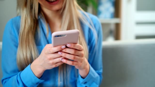 Nahaufnahme-der-Frauenhände-halten-Handy-rosa-Telefon,-Mädchen-SMS-mit-App-und-Video-auf-handy,-genießen-das-Lesen-von-sozialen-Medien-zu-Hause.