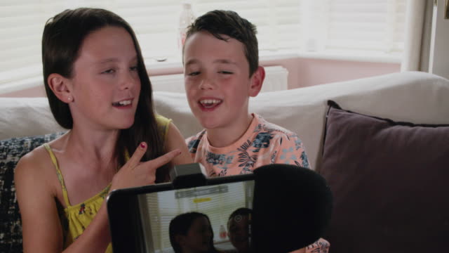 Junge-Bruder-und-Schwester-im-Gespräch-mit-Live-Video-Streaming-mit-dort-Smartphone