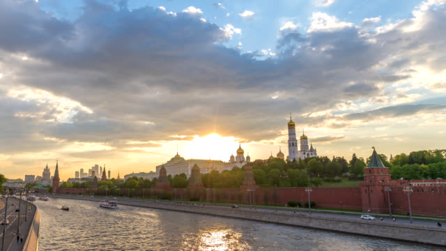 Moscú-Rusia-lapso-de-tiempo-4K,-horizonte-de-la-ciudad-al-atardecer-timelapse-en-el-Kremlin-Palace-Plaza-Roja-y-río-Moscú