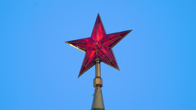 Red-Star-of-the-Spasskaya-Tower-of-Kremlin-in-Moscow,-Russia-in-4k