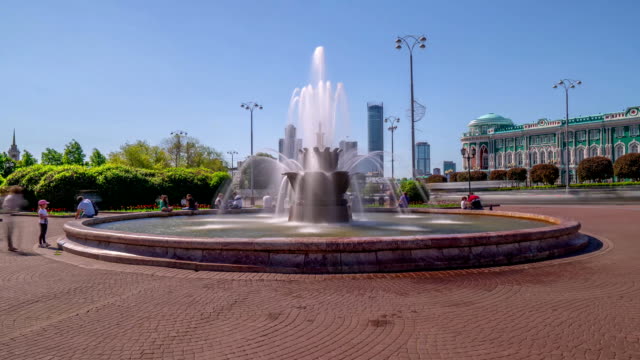 Beautiful-Fountain-in-the-center-of-Yekaterinburg-City,-Russia,-Time-Lapse-Hyper-Lapse