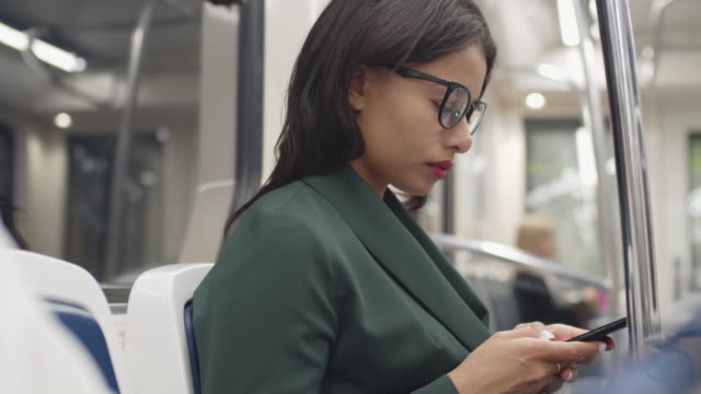 Mujer-usando-Smartphone-en-Subway-Car