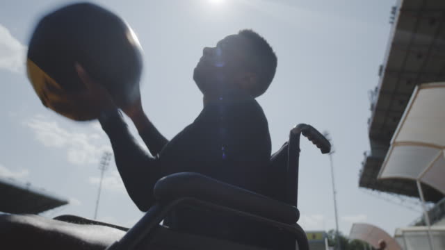 Rollstuhlsportler-und-Trainer-werfen-Medizinball