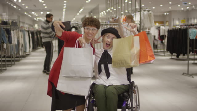 Paraplegiker-Frau-und-ihr-Freund-machen-Selfie-nach-dem-Einkaufen