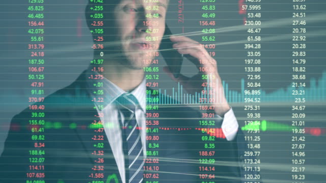 Geschäftsmann-Investor-Analyse-Börsendaten-mit-Smartphone-mit-schwarzem-Hintergrund-und-Börsenbildschirm-Doppelengagement