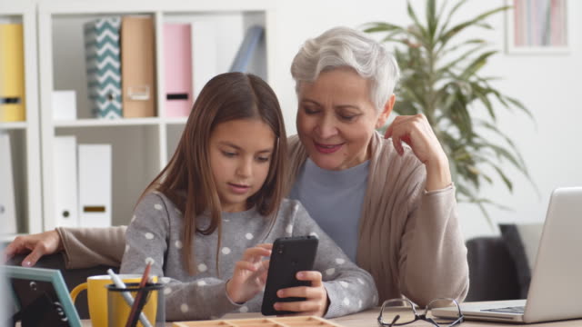 Großmutter-und-Enkelin-Mastering-Handy