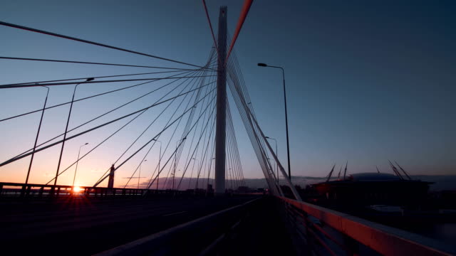 Puente-grande-atirantado-en-los-rayos-de-la-cálida-puesta-de-sol-de-la-tarde