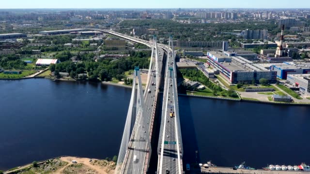 Luftaufnahme-oder-Top-Ansicht-von-Drohne-von-Betonbrücke-mit-Asphaltstraße-oder-Autobahn-über-großen-Fluss-mit-Stadtautoverkehr,-Stadtverkehr,-getönt
