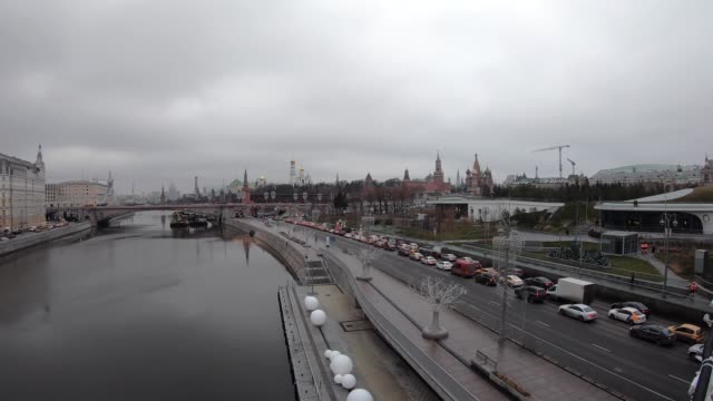 Tráfico-de-coches-de-Timelapse-en-el-terraplén-de-Moscú-en-Moscú-con-vistas-al-Kremlin.-vista-superior.