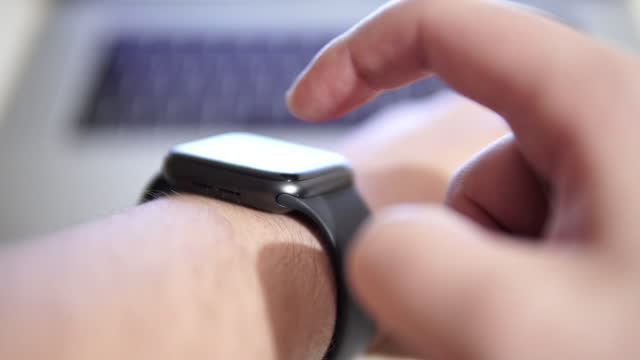 Nahaufnahme-der-Männerhände-verwendet-Smartwatch-mit-Touchscreen,-ein-intelligentes-Gerät-am-Handgelenk